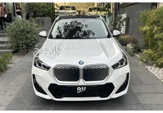 ب ام و iX1   
